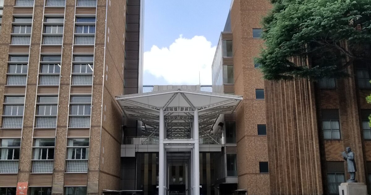 令和5年度電験二種一次試験の試験会場となった拓殖大学の外観写真